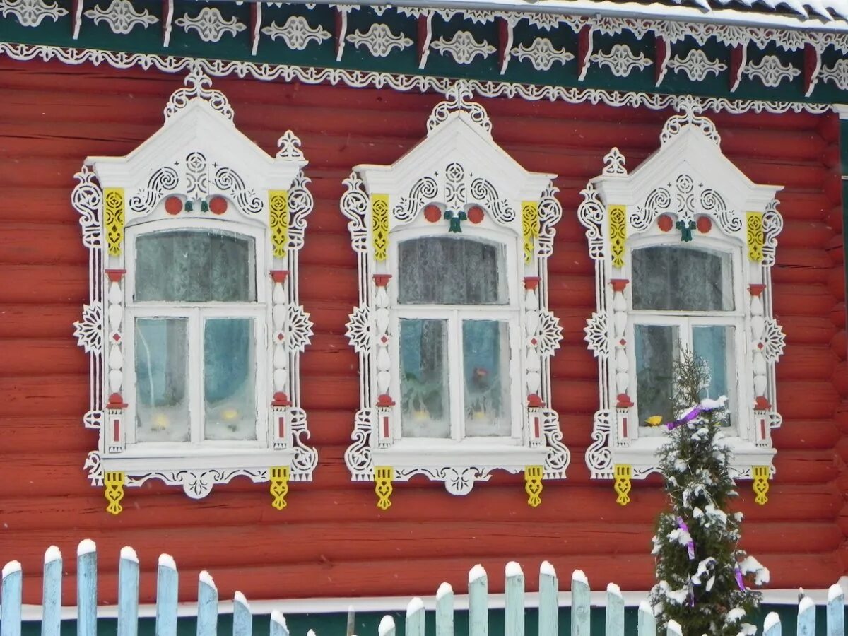 Наличники стиль узорочье. Наличники украшают. Наличники домовая пропильная резьба. Резные оконные наличники. Наличники стиль узорочье.