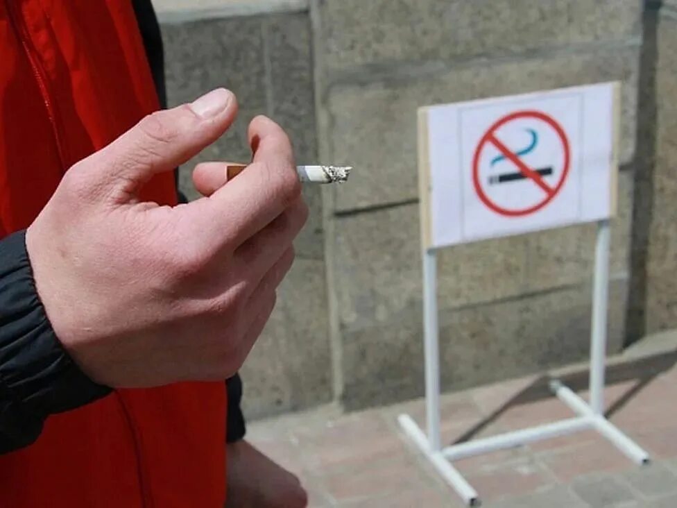 В россии запретят курить. Курение в общественных местах. Курит в общественном месте. Запрет курения в общественных местах. Курение в неположенном месте.