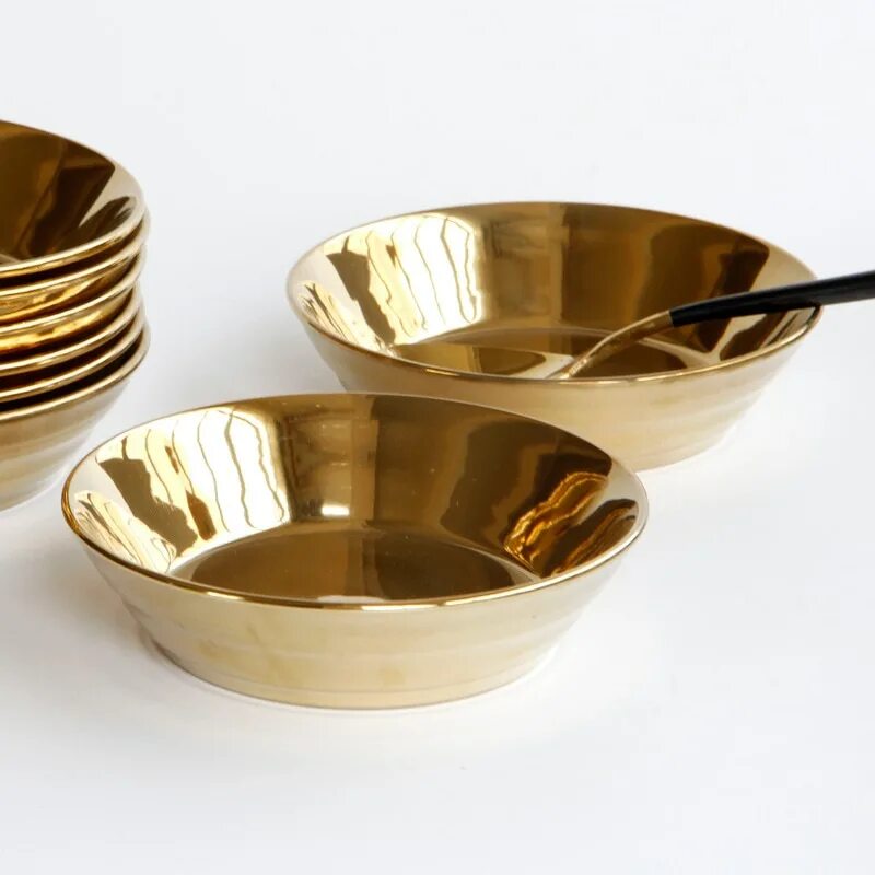 Золотистая посуда. Посуда под золото. Тарелки с золотом. Посуда тарелки золотые.