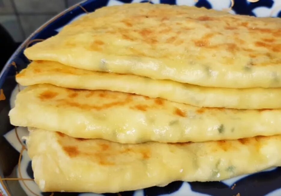 Рецепт из творога с сыром на сковороде. Лепешки кефирные чудушки. Хычины на Эльбрусе. Лепешка с сыром и зеленью. Адыгейские лепешки.