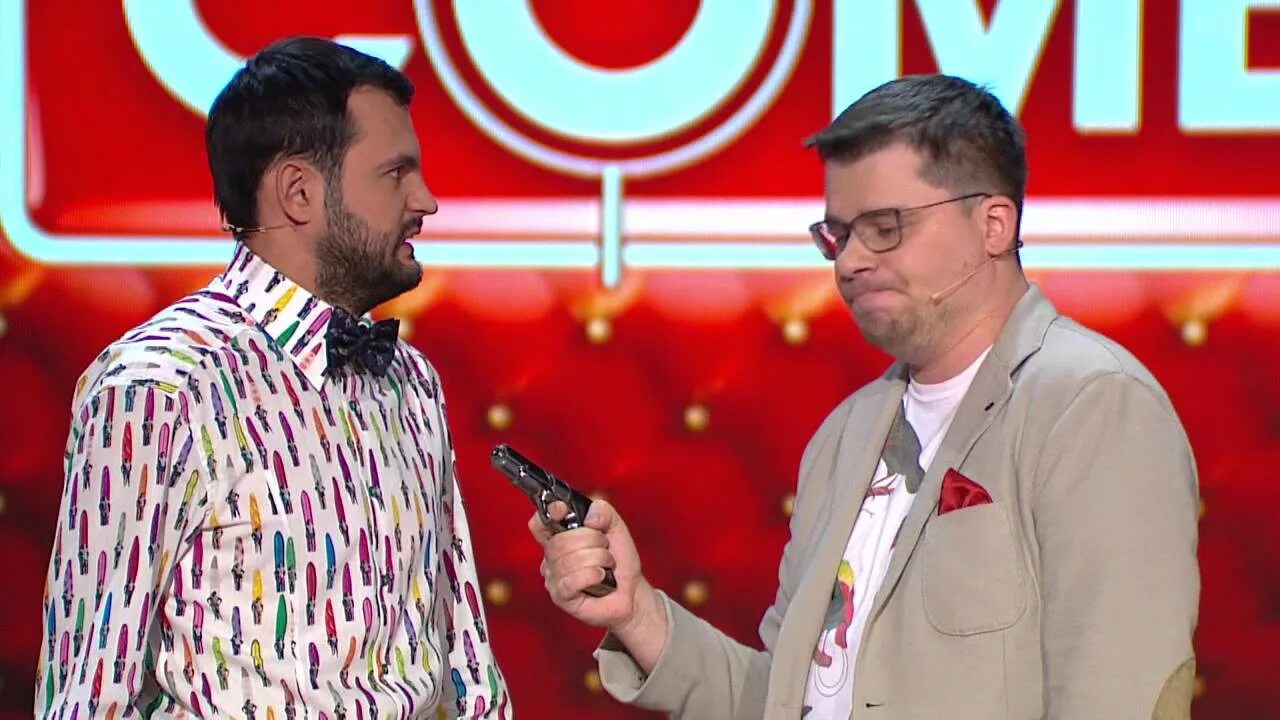 Кто ведет камеди клаб. Comedy Club Гарик Харламов. Скороход камеди клаб. Камеди клаб Харламов и Скороход.