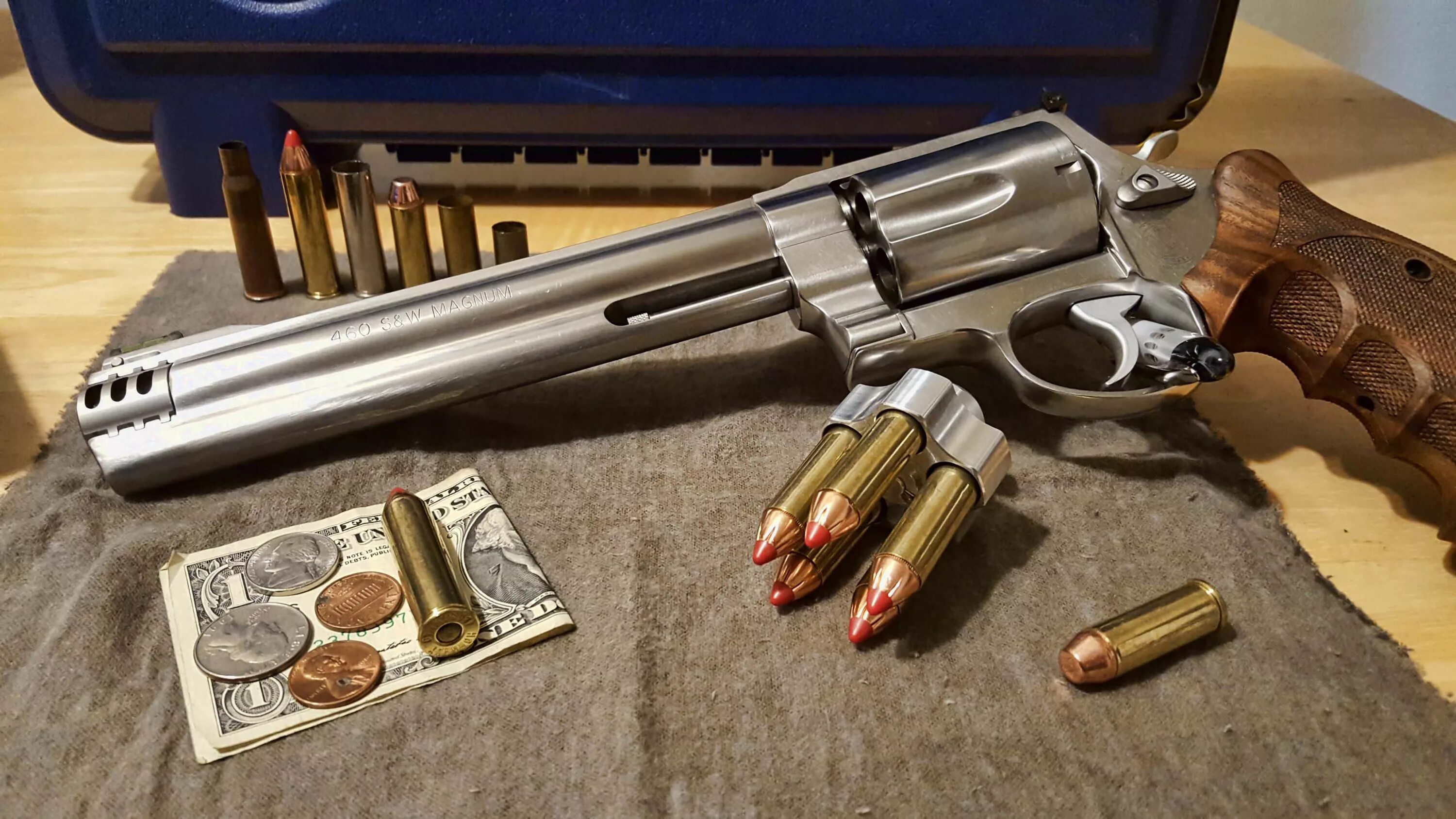 Спорим она вместит револьвер. 460 S&W Magnum патрон. Magnum 500 Калибр. 460 S&W Magnum револьвер. Смит-Вессон 460 Магнум револьвер.