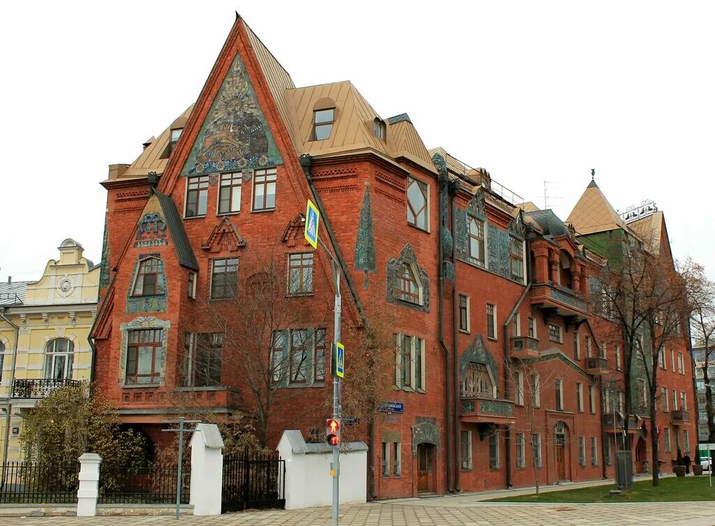 дом перцова в москве на пречистенской набережной. малютин. доходный дом перцова в москве. дом me москва. круглый дом на улице довженко 6.