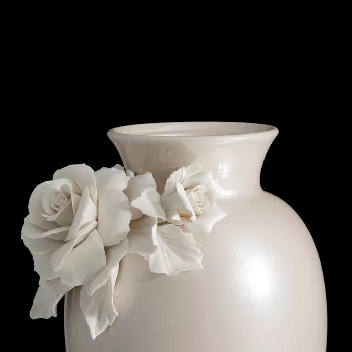 Купить вазу в могилеве. Ваза декоративная Beige Rose lunga. Ваза с лепниной. Керамическая ваза для цветов. Вазы фарфоровые для цветов.