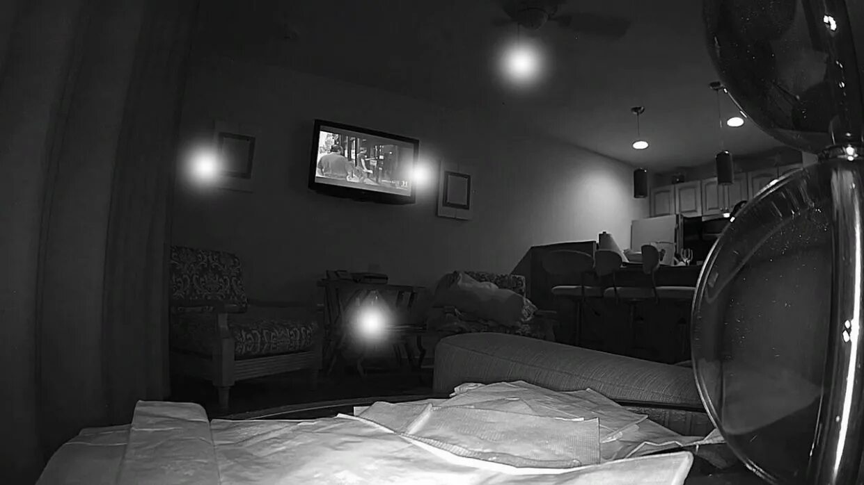 Камера видеонаблюдения в спальне. Скрытые камеры в спальные. Скрытые видеокамеры в спальне. Замаскированные видеокамеры в спальне. Со скрытой камеры дома