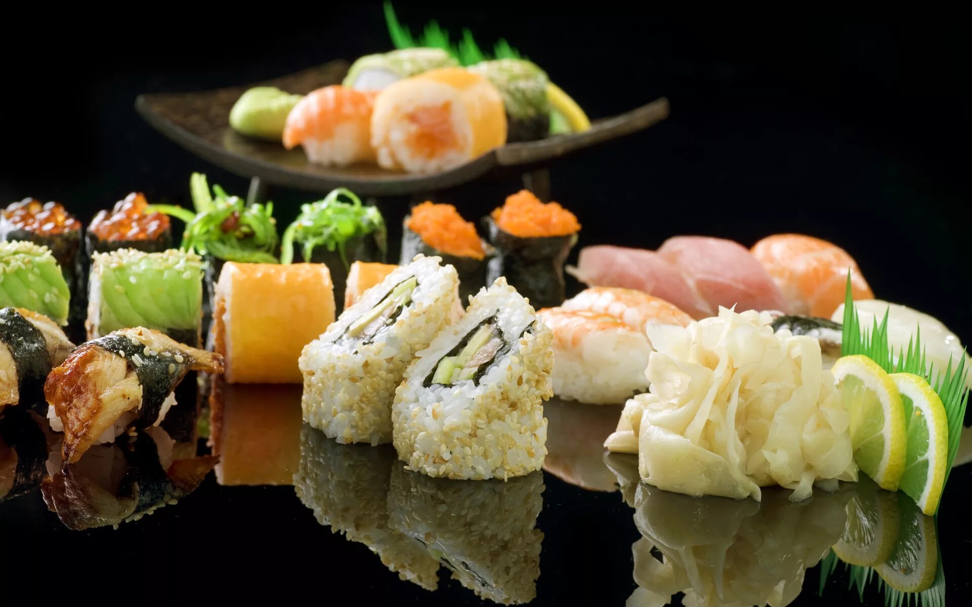 Суши есть телефон. Суши и роллы. Красивые роллы. Роллы на черном фоне. Кухня Японии.