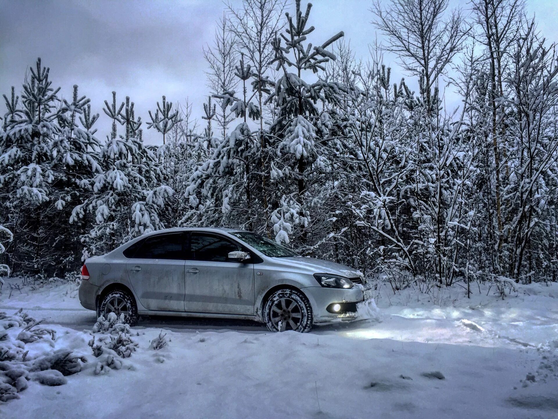 Седан зимой. Лада приора седан белая 2170. Седан зимой. Lada vesta зима. Лада веста снежка.