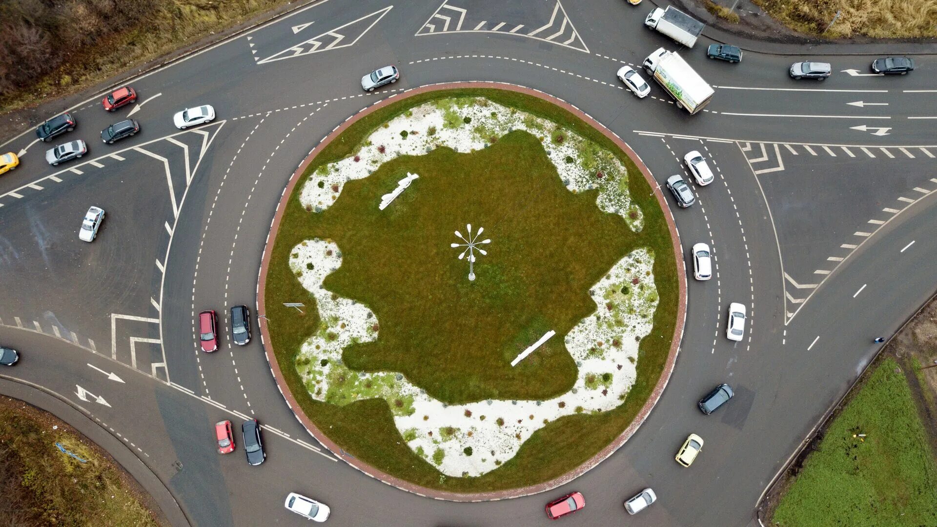 Roundabout кольцевой перекрёсток. Круговое движение на Гоголя Ярославль.