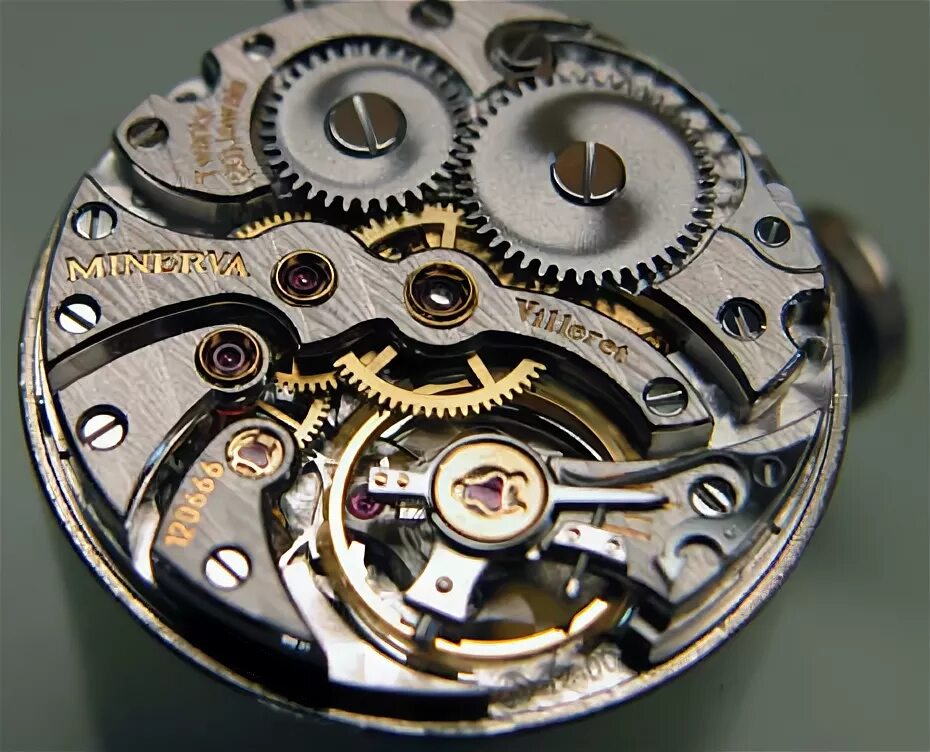 комплект ключей для автомобиля. икаренок нефтяная качалка. электроинструмент витрина. часовой механизм. механические часы из дерева.