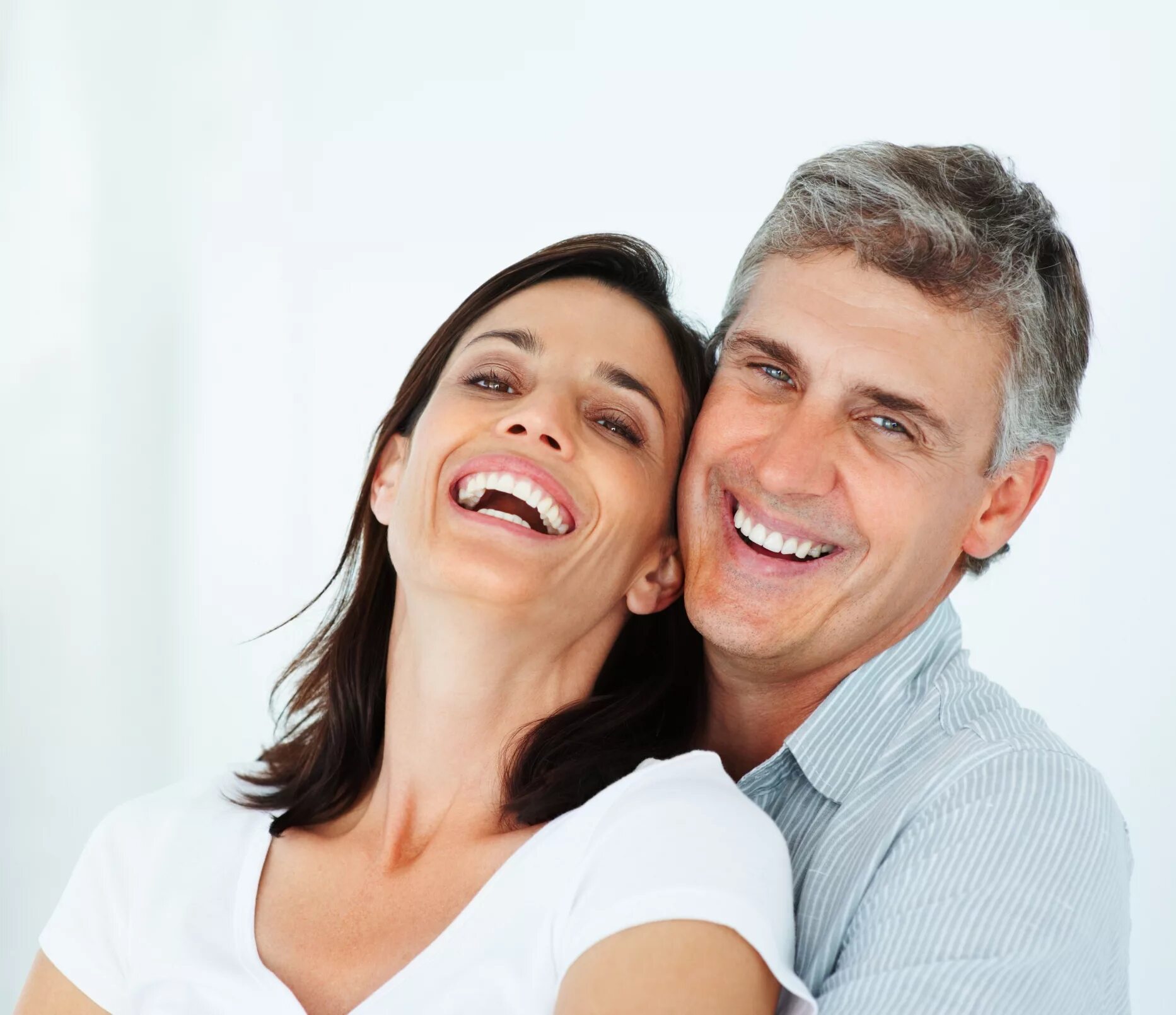 Зрелый возраст мужчины и женщины. Мужчина и женщина улыбаются. Мужчина улыбается. Взрослые улыбаются. Улыбка мужчина и женщина.