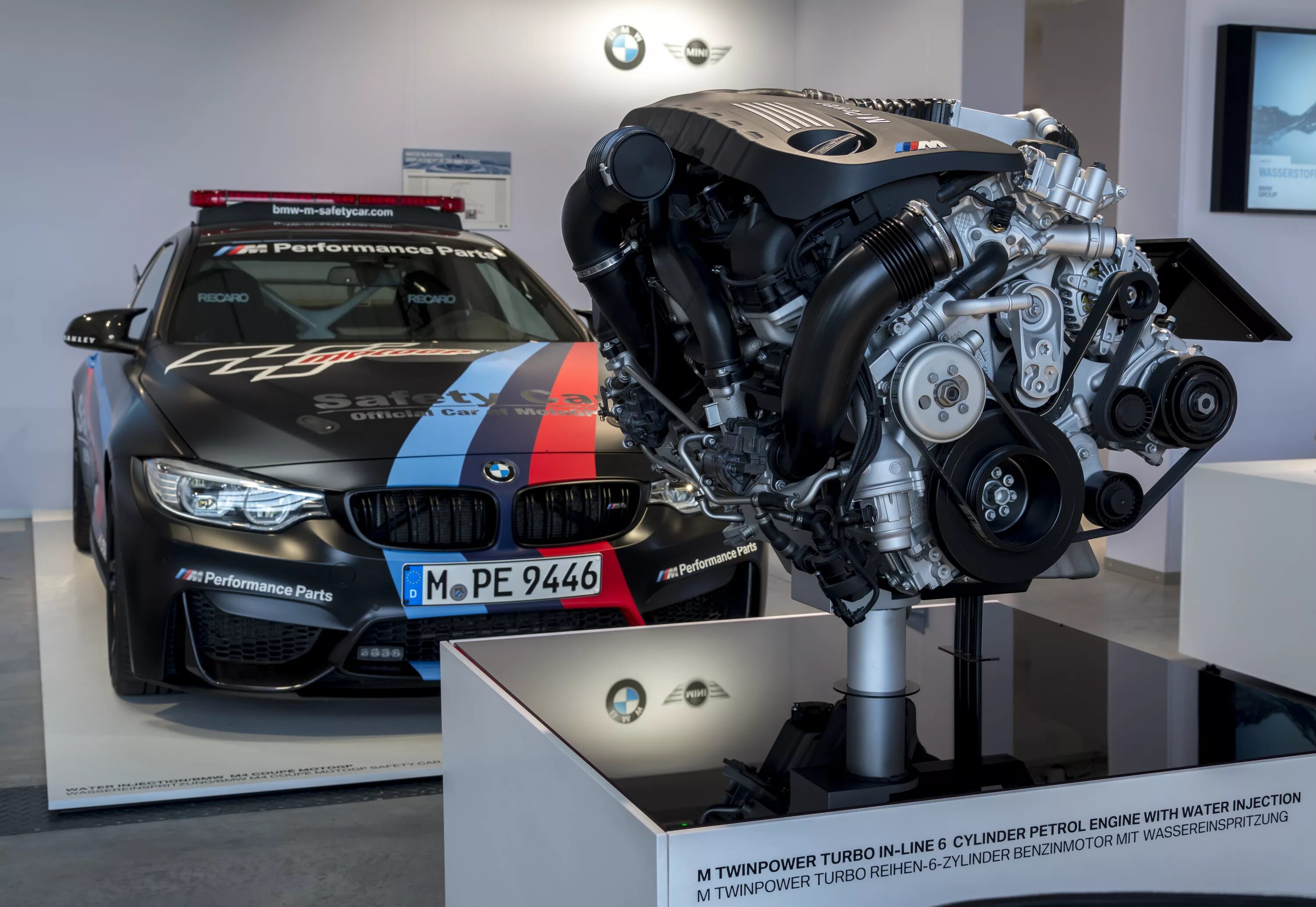 Новые двигатели бмв. BMW m4 мотор. Двигатель БМВ м4. Мотор новой БМВ м4. BMW 1 M мотор.