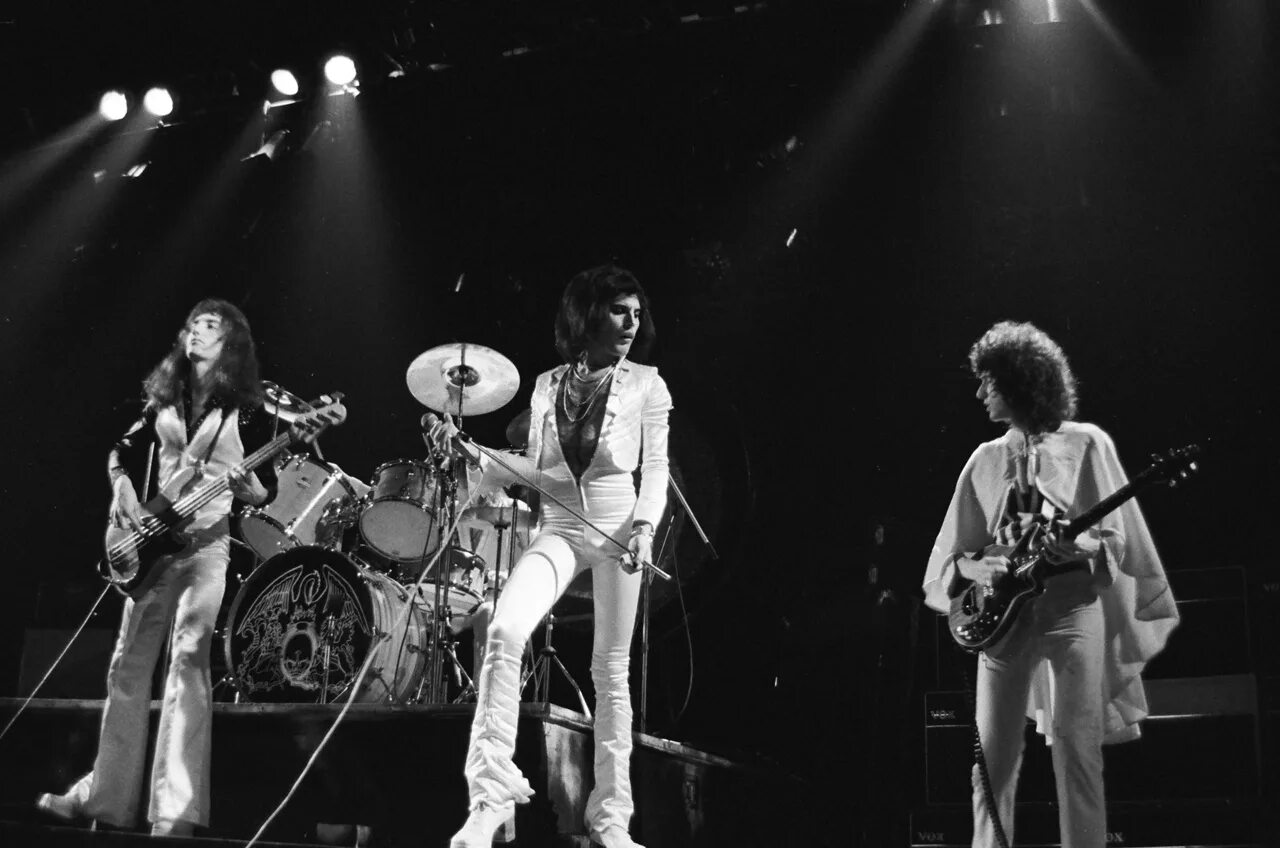 Концерт группы квин. Концерт Queen 1975. Группа Квин выступления. Квин группа гастроли.