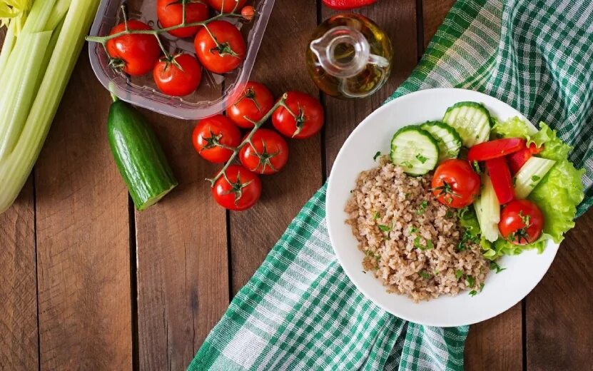 Полезные продукты. Мята, базилик, розмарин. Савойский шпинат. Полезные продукты. Диетическая еда.