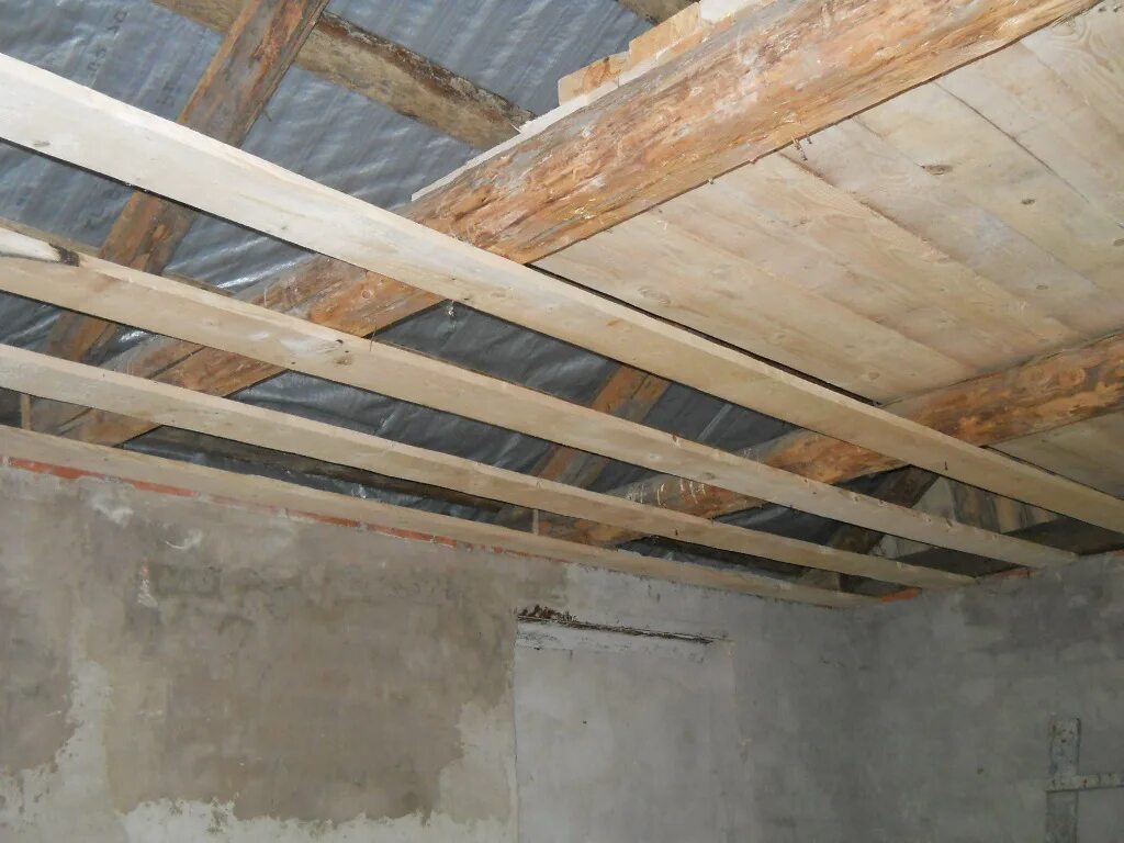 Утеплитель крыши в коровнике. Потолок сарая. Деревянный гараж. Черновой потолок. Каркасный деревянный гараж.