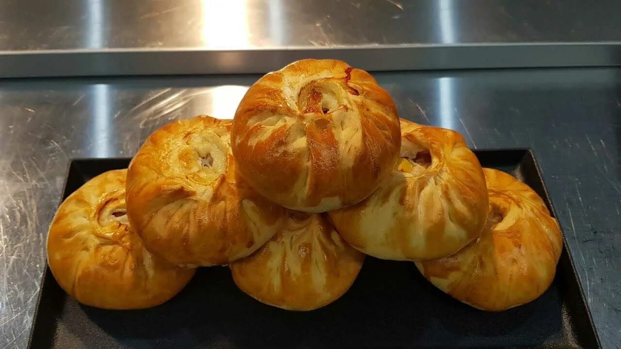 Курник с мясом. Мини курники. Курник пирожок. Курник в духовке. Татарские пирожки элеш.