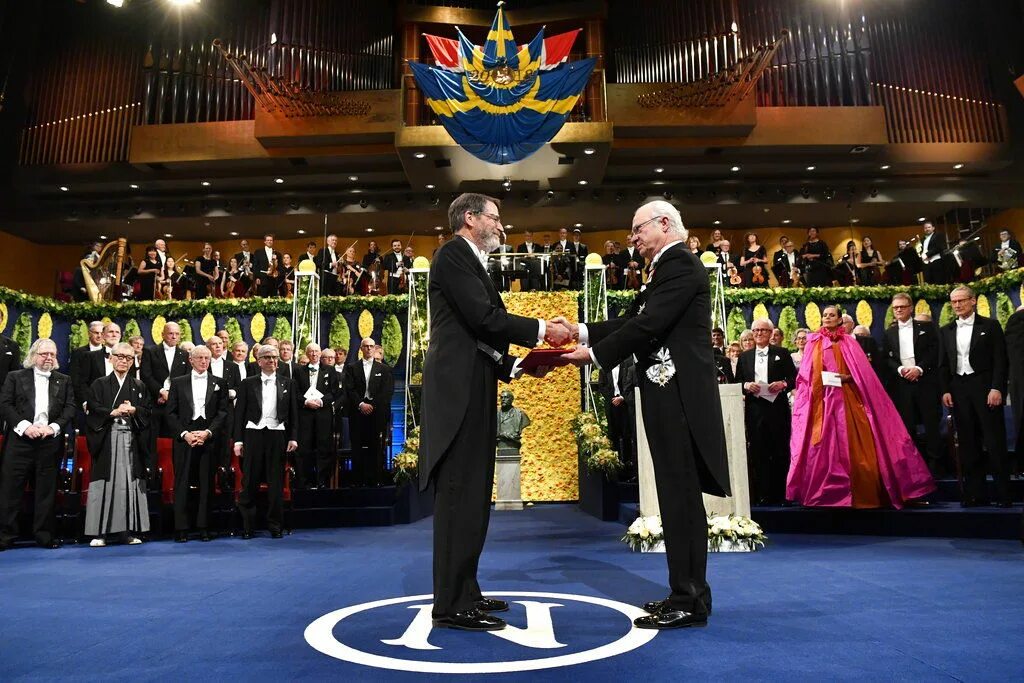 Winning the first prize. Нобелевская церемония 2008. Вручение Нобелевской премии. Нобелевская премия церемония. Церемония вручения Нобелевской премии.