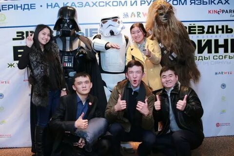 Жалаңаш бала жыныс мүшесін көрсетіп тұр