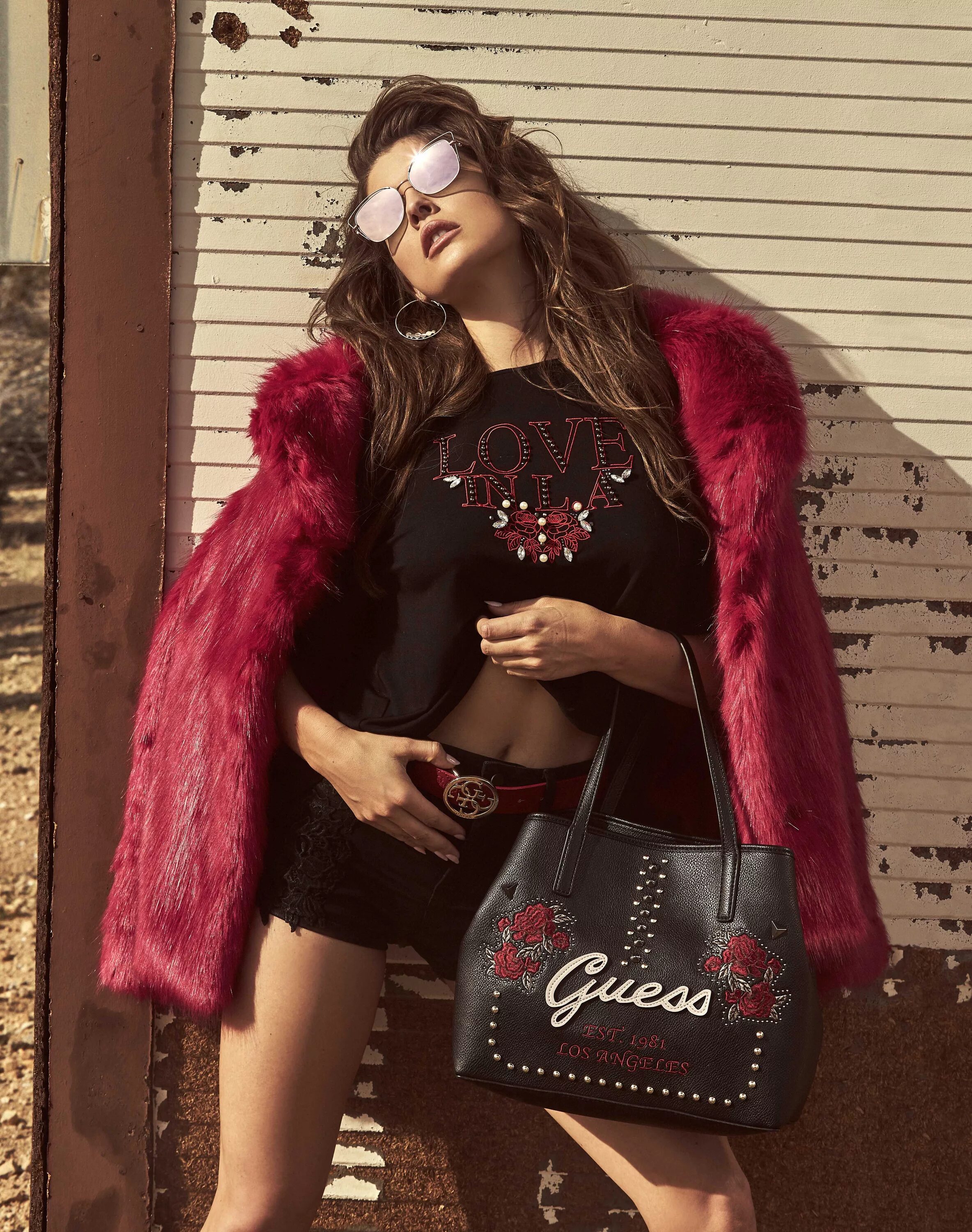 Guess осень зима. Guess Winter 2018. Меховая сумка guess.