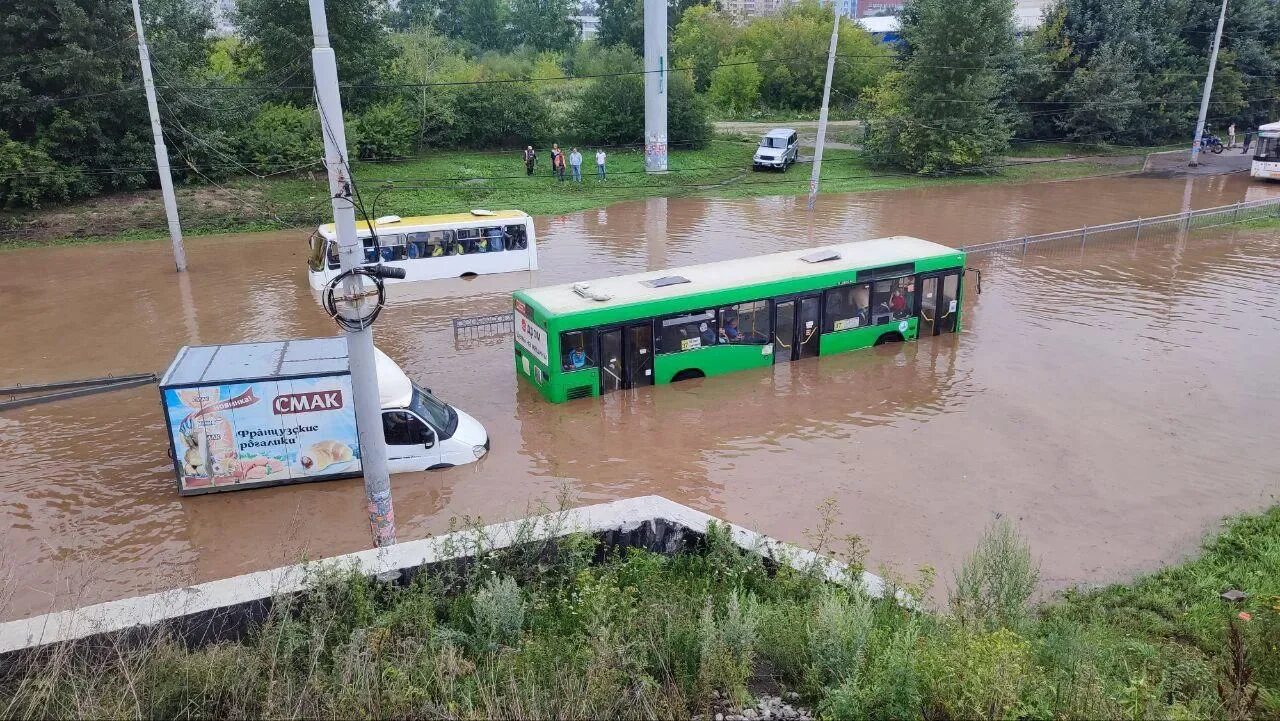 Потоп. Потоп в Екатеринбурге. Автобус. Затонувший автобус.