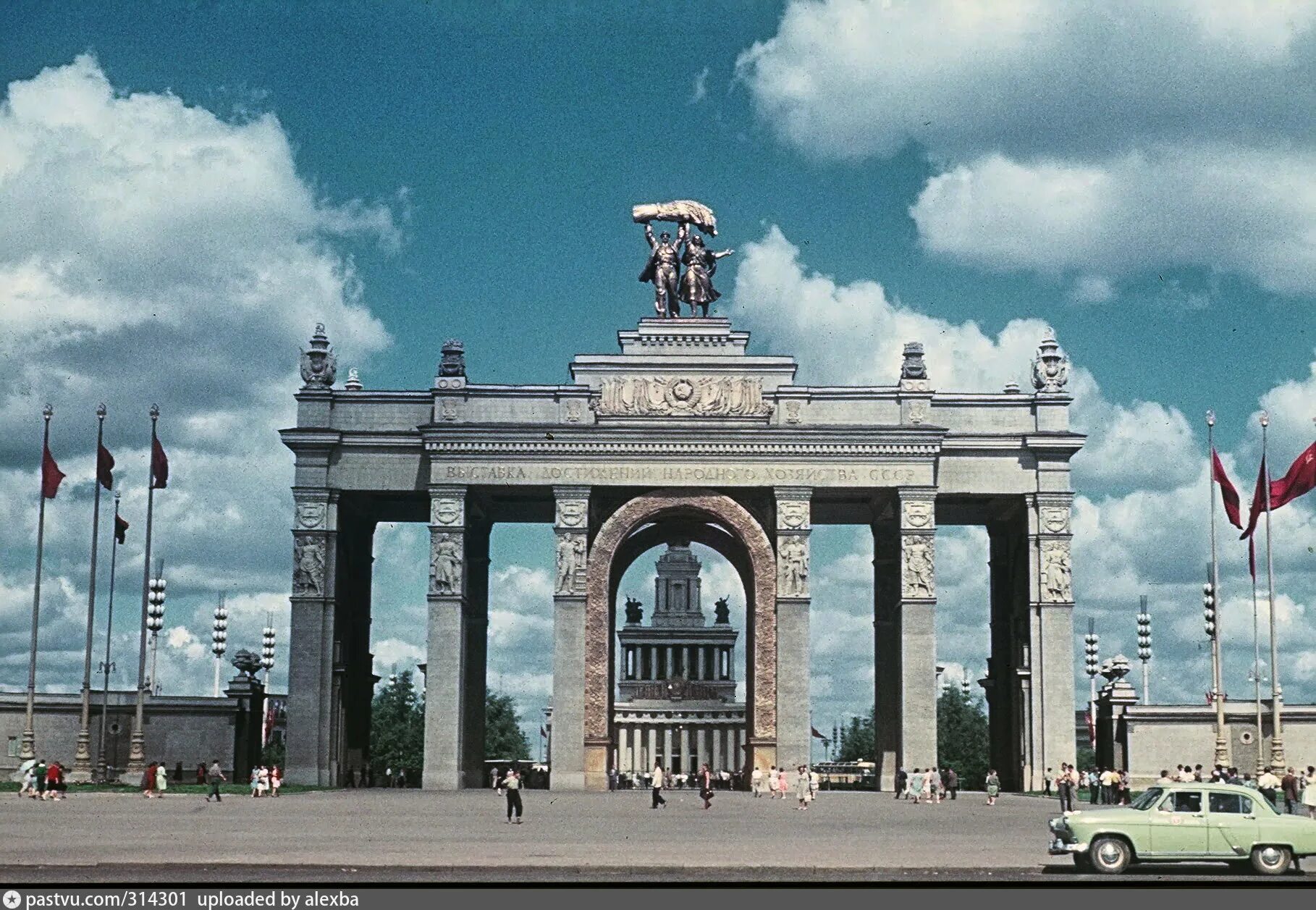 Центральная арка ВДНХ. Парк ВДНХ арка. Главная арка ВДНХ. Ворота ВДНХ В Москве.