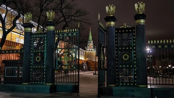 Александровский сад москва ворота. Парадные ворота александровский сад. Александровский сад москва ограда. Александровский сад москва ворота. Александровский сад москва ворота.
