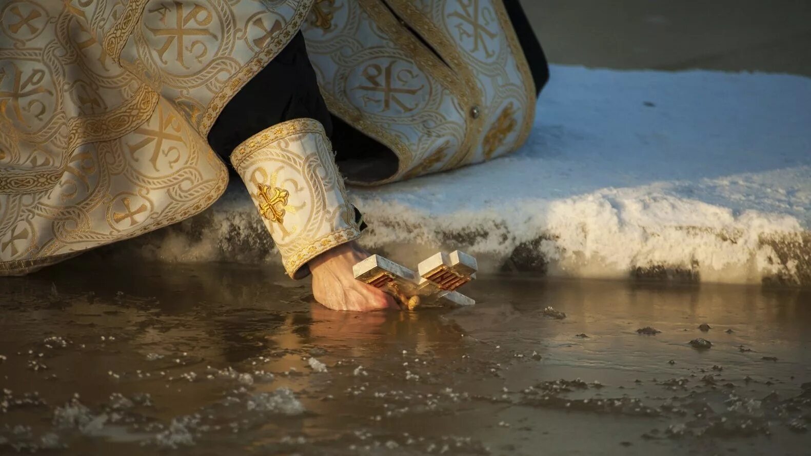 О крещении. Освящение воды в проруби. Освящение проруби на крещение. Освящение купели на крещение.