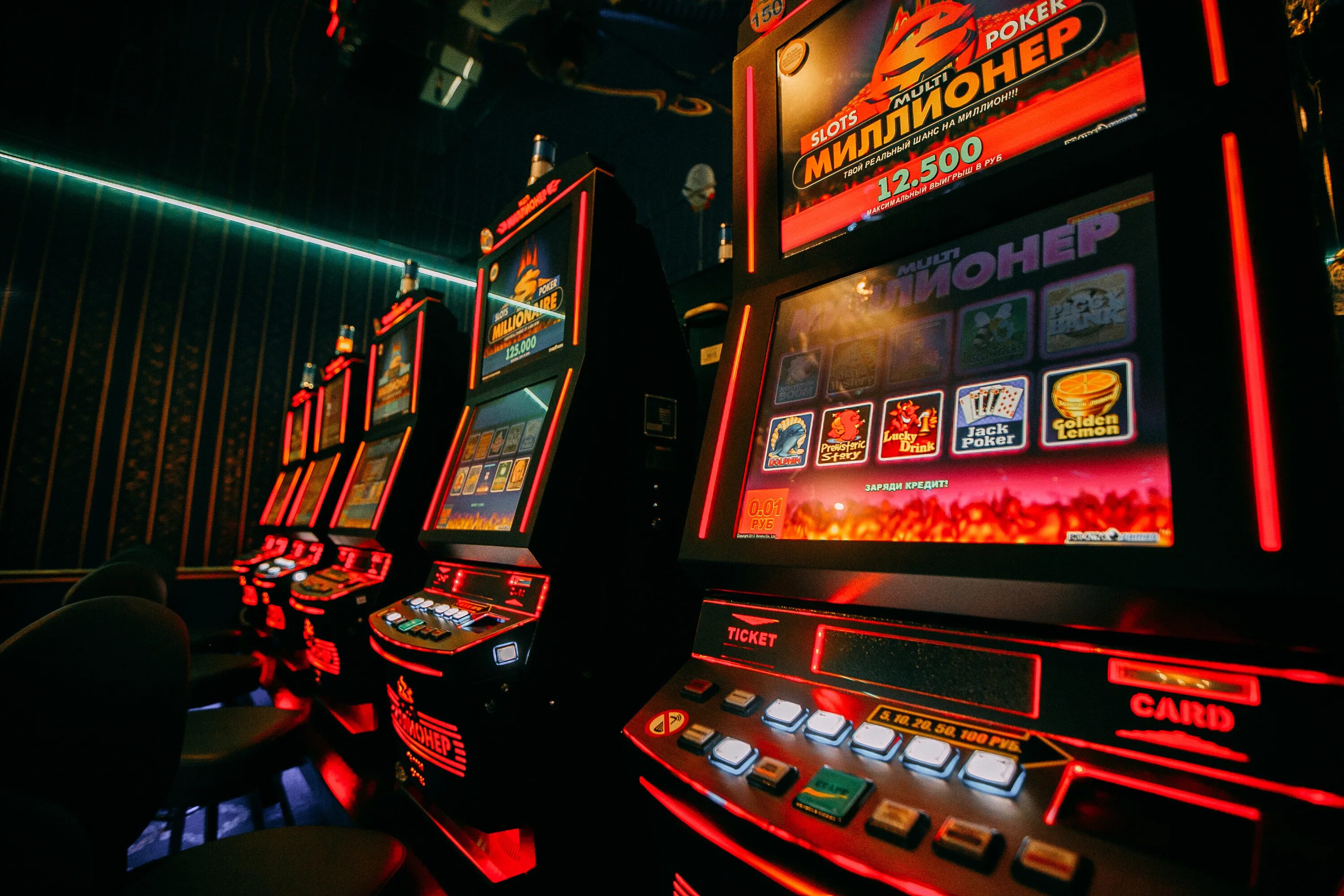 Росгейм игровые автоматы. Зал игровых автоматов вулкан россия. Игровой зал казино. Казино голден пелос игровые автоматы. Зал игровых автоматов вулкан.
