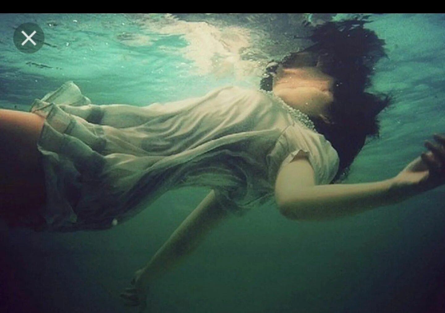 Тонуть во сне к чему это. Девушка тонет. Тонет под водой. Девушка под водой. Девушка под водой тонет.
