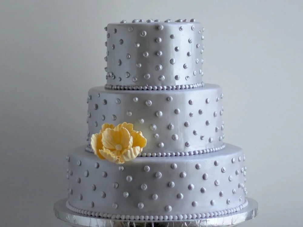 Торт с бусинками. Свадебный торт с бусинками. Белый торт с бусинками. Свадебный торт с бусинами. Стильный серый торт.