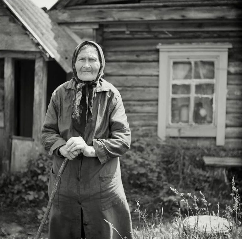 Деревенский дом старушка. Бабушка в деревне. Деревенская бабушка. Старенькая бабушка в деревне. Деревенская пожилая женщина