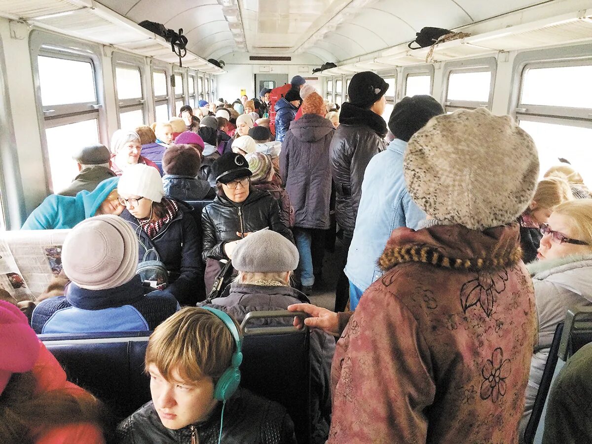 Пассажиры электрички. Пассажиры в поезде. электричка. люди в электричке. электричка много народу.