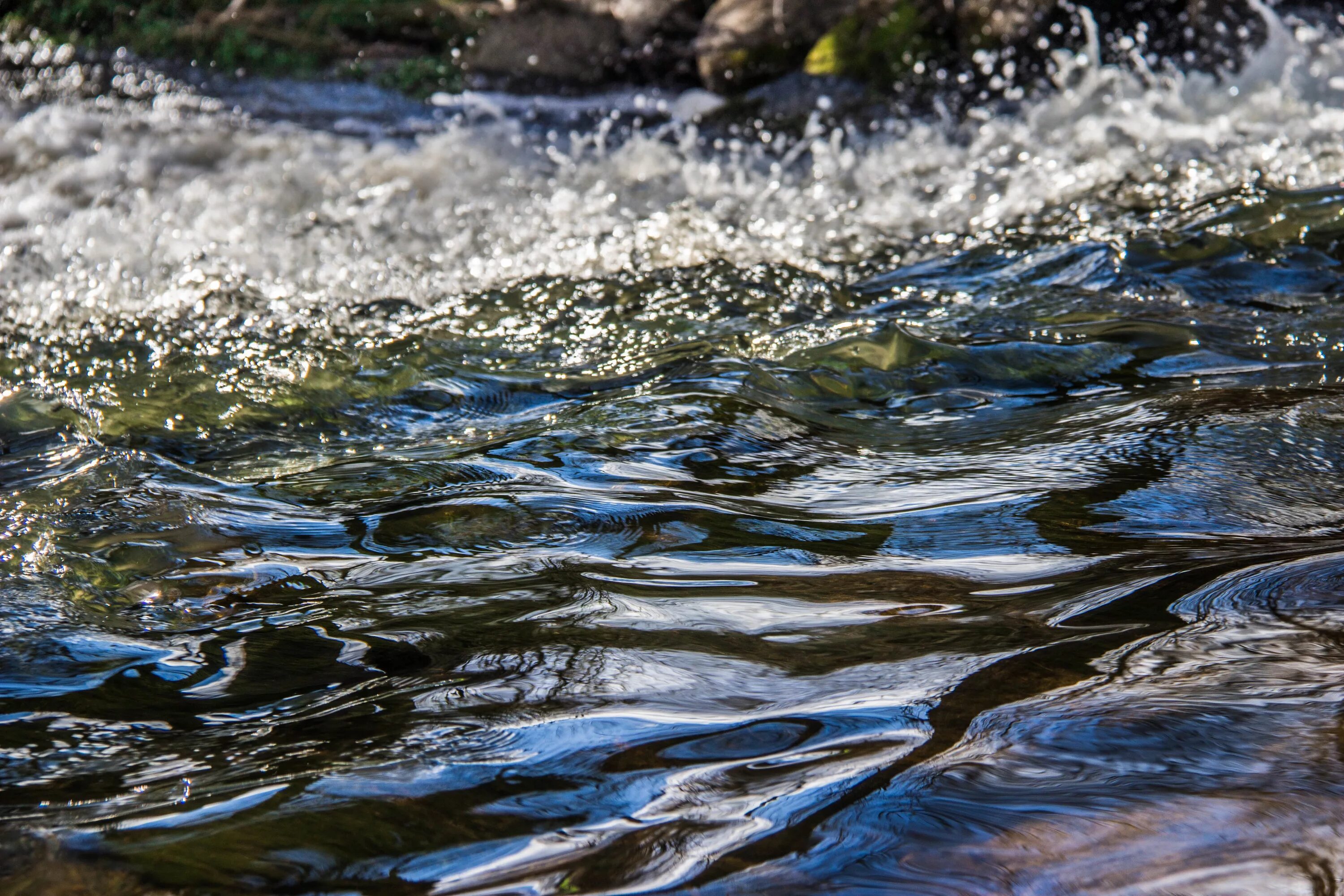 Образованная потоком воды. Пресная вода. Вода река. Вода фото. Чистота воды.