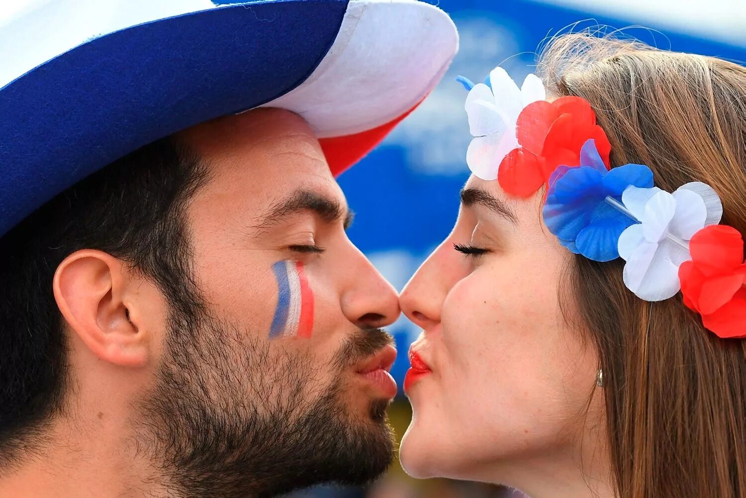 Франция люди. Франция поцелуй. Француз поцелуй. Русский поцелуй.