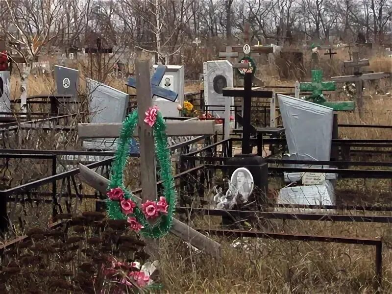 Кладбище сальск. Старое кладбище зерноград. старое городское кладбище аксай. сальск кладбище. ростовская область станица красноярская кладбище.