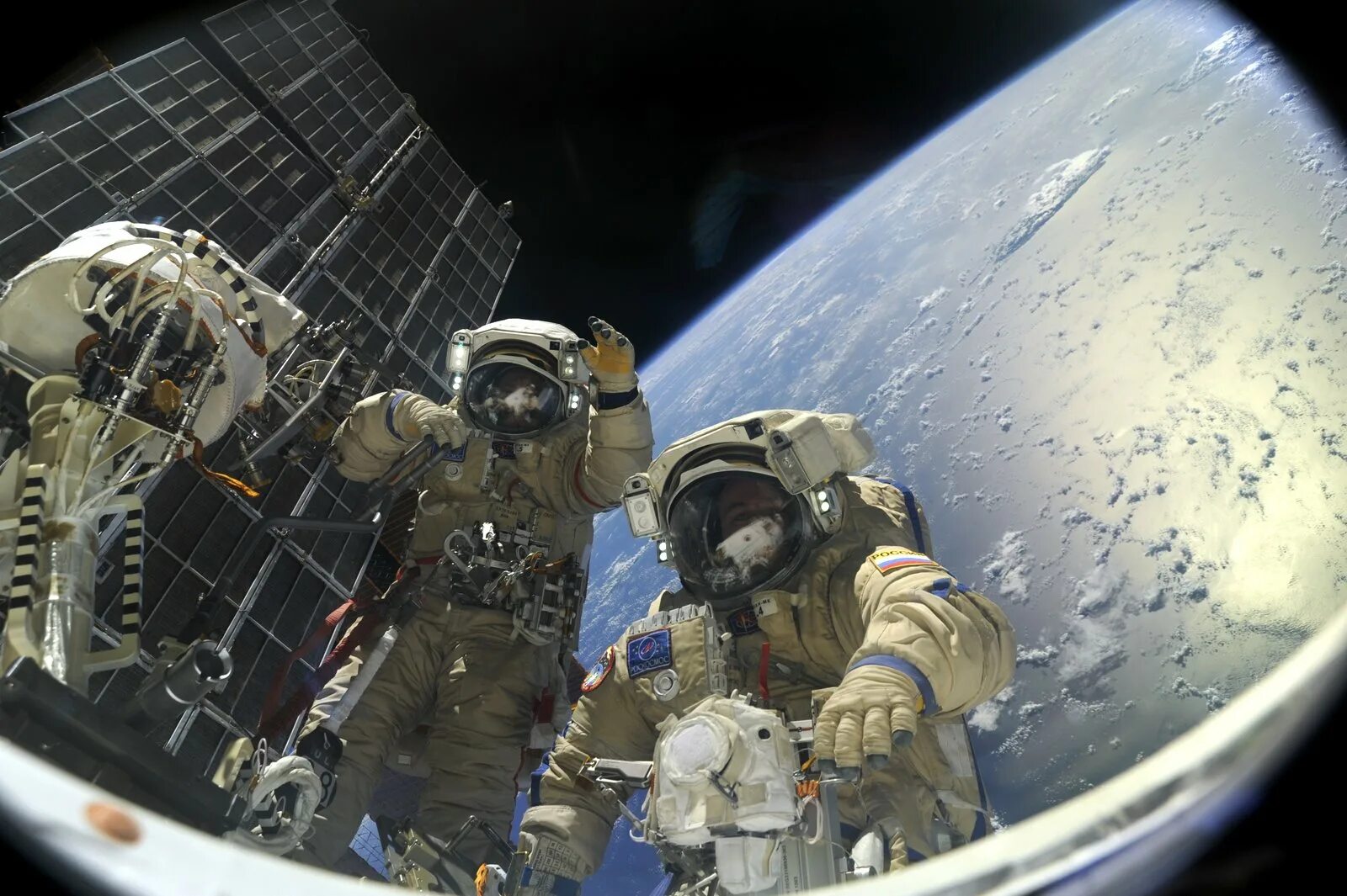 Какой год сейчас в космосе. Российские космонавты. Космонавт в космосе. Современная космонавтика. Открытый космос.