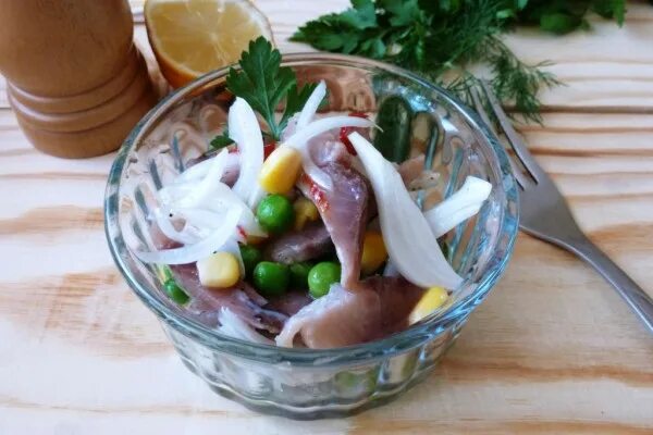 сельдь с горошком и луком. салат под водочку. селедка с горохом. рецепт селедка с горошком. селёдка с горошком и луком.