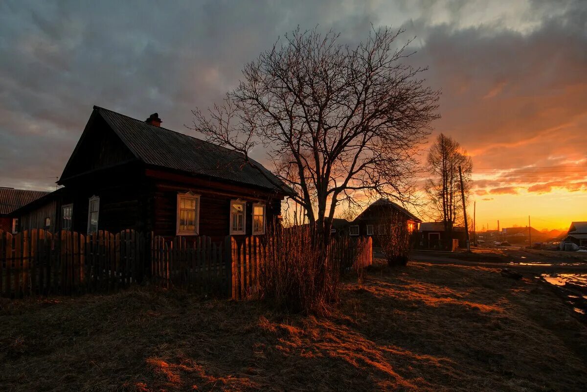 В деревне было темно. Деревенский домик. Природа деревня. Российская деревня. Пейзаж деревни.
