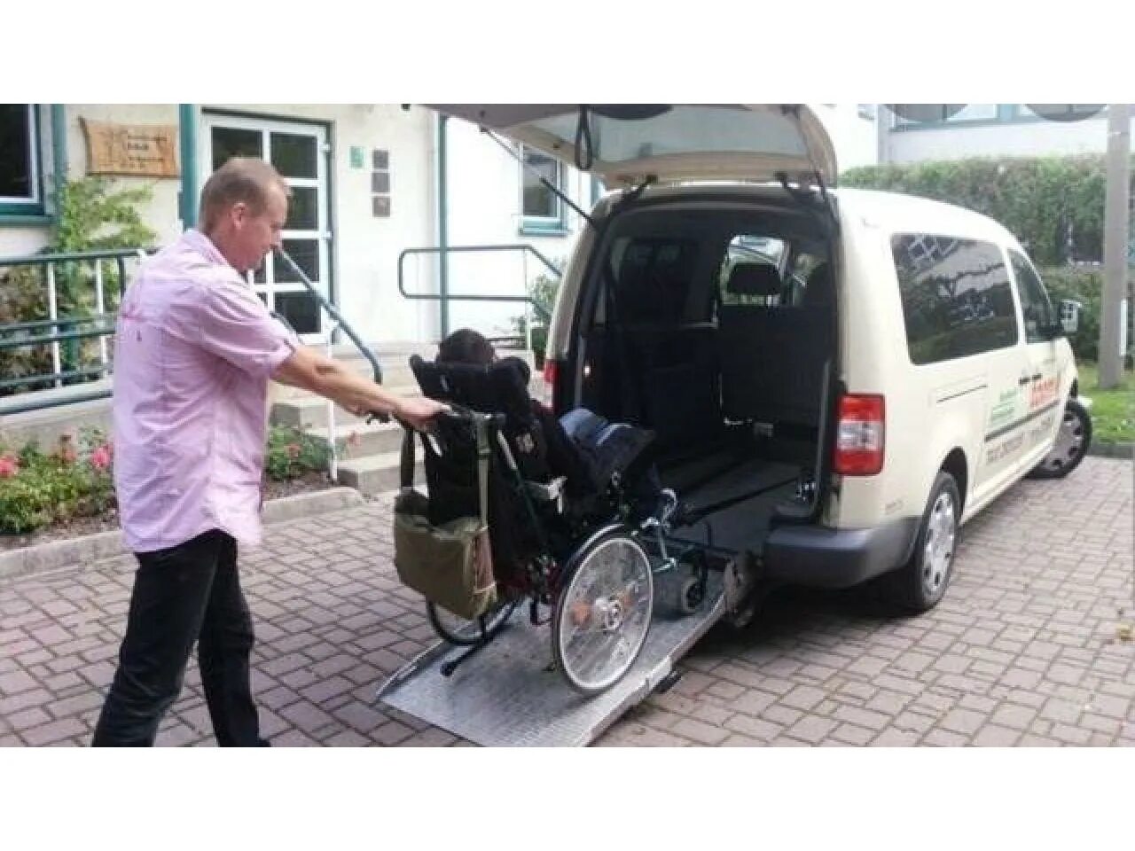 Какая машина для инвалидов. Автомобиль для колясочников. Автомобиль для инвалидов колясочников. Автомобиль для транспортировки инвалидов колясочников. Такси для инвалидов колясочников.