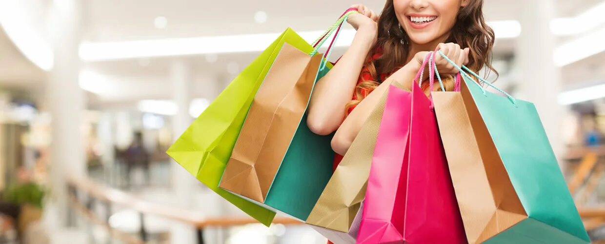 покупатель с покупками. женщина с банковской картой. красивая девушка на шопинге. довольный покупатель. пакет для подарка.