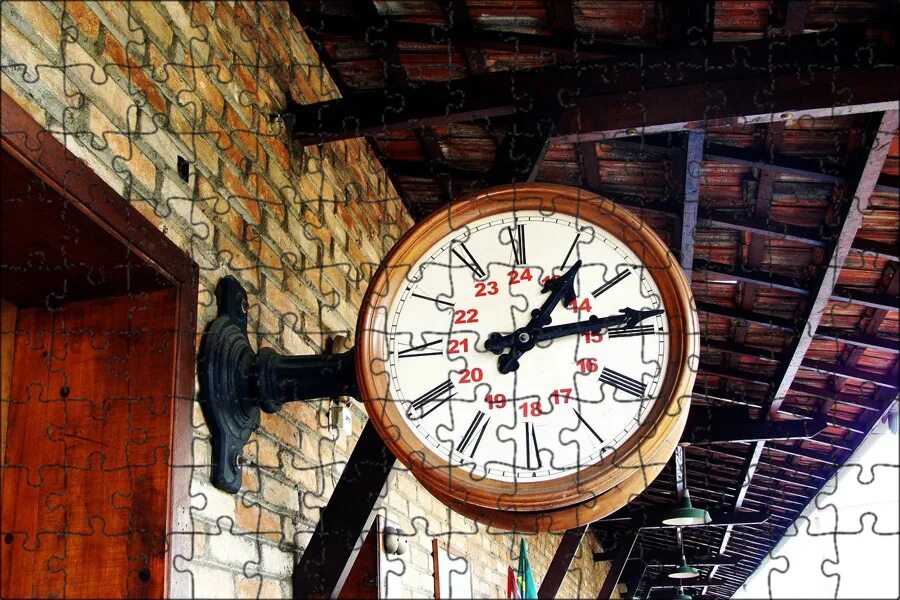 Сделай часы на станции ярче. Старые часы на стене. Часы на стене здания. Старинные часы на стене. Часы на станции.