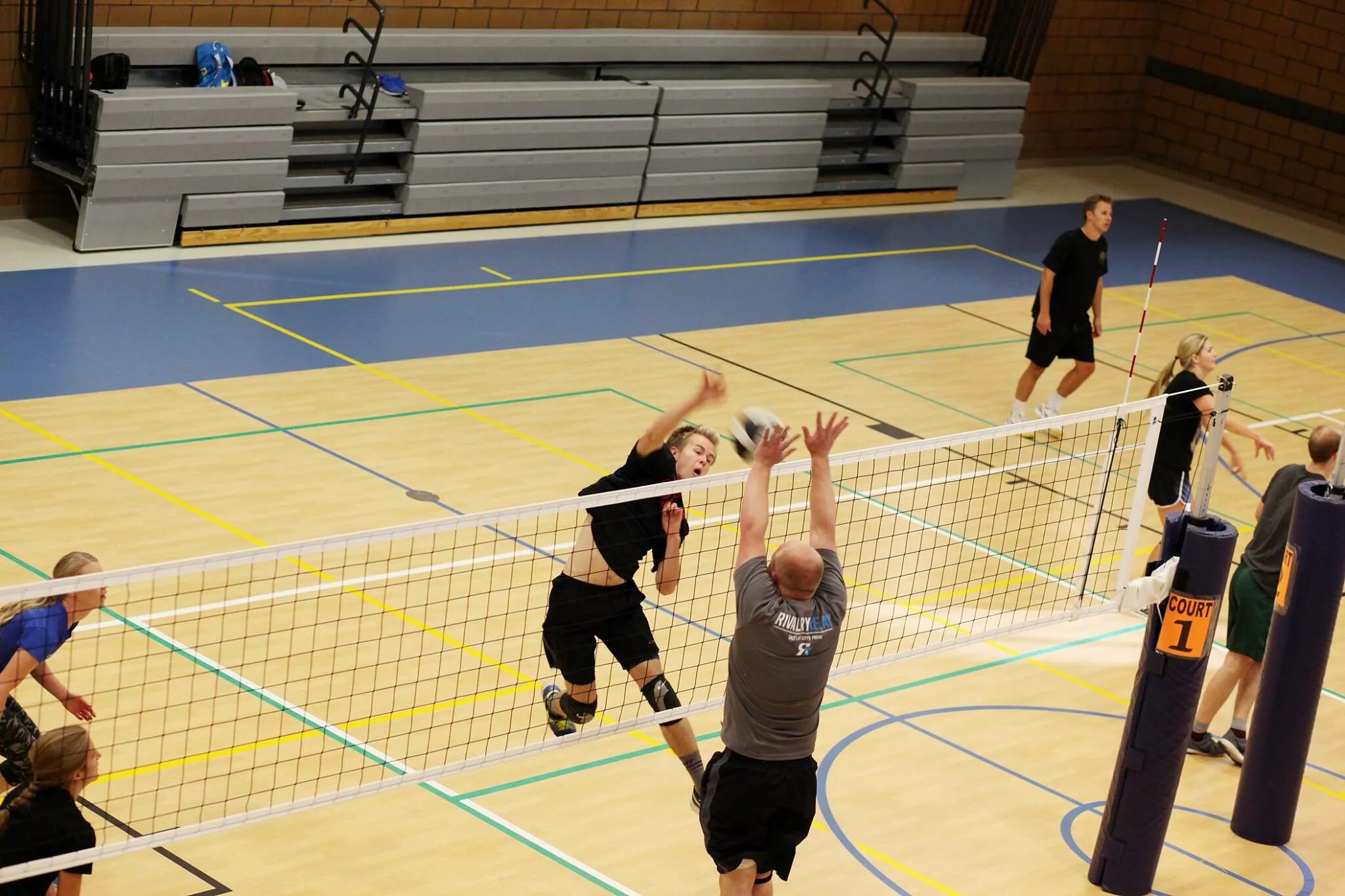 Игра 4 на 4 волейбол. Плей волейбол. Volleyball Tournament. 4х2 волейбол. Что такое в волейболе игра в 4.