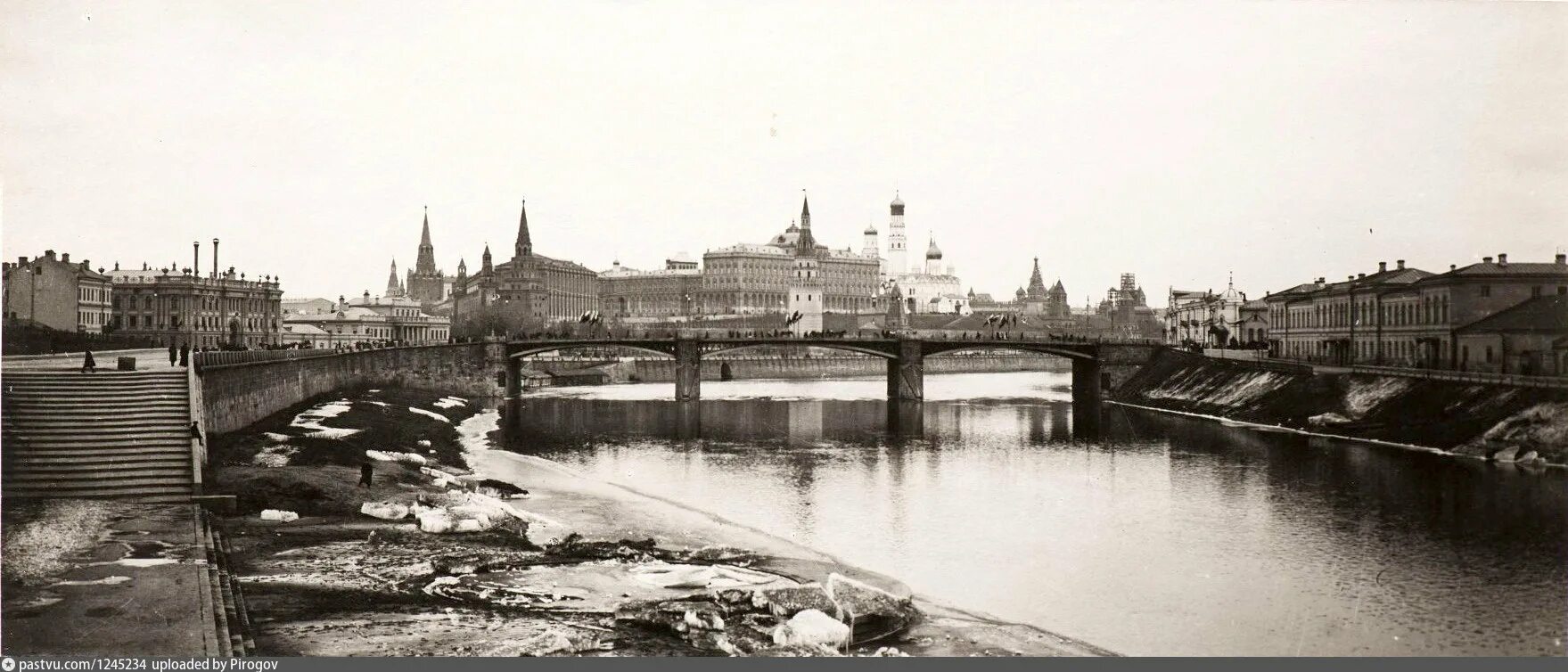 Каменный мост 1943. Каменный мост Москва 1943. Большой каменный мост в Москве Щуко. Храм Христа Спасителя 19 век. Большой каменный мост 1938.