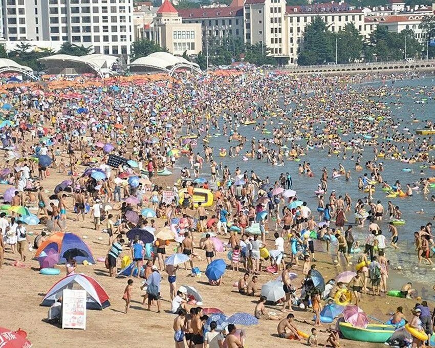 Много пляж. Много пляж. Китайский пляж. Много людей на пляже. Много народу на пляже.