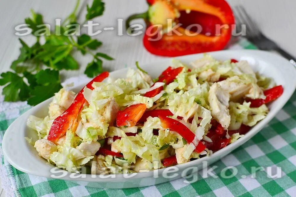 салат из пекинской капусты с огурцом и помидором и яйцом. салат с пекинской капустой и курицей и огурцом. салат из капусты и курицы. салат с пекинской капустой и болгарским перцем. салат с капустой и курицей.