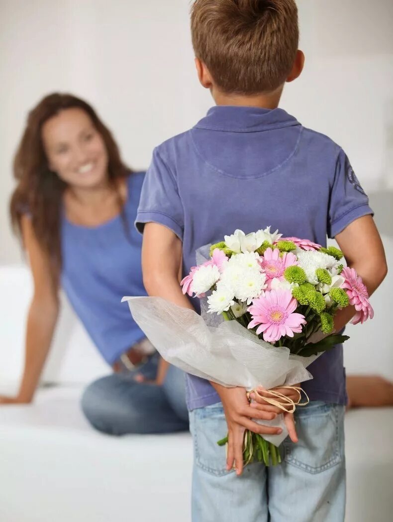 Цветы для мамы. Мальчик с цветами. Дети с цветами. Дарит цветы.