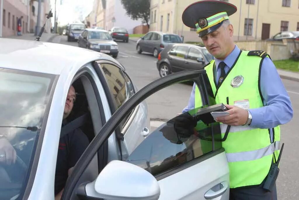 Проверка тонировки. Гаишники меряют тонировку. Замер тонировки на мотоцикле. Можно мерить тонировку ночью. Можно мерить тонировку ночью.