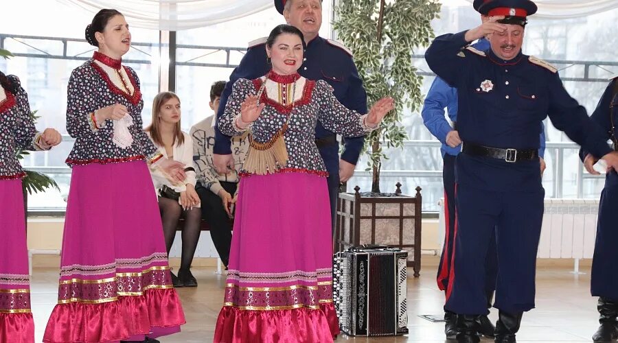 Ансамбль ростов на дону. Ансамбль дон батюшка ростов на дону. ансамбль православный дон. ансамбль звартноц ростов на дону коллектив.