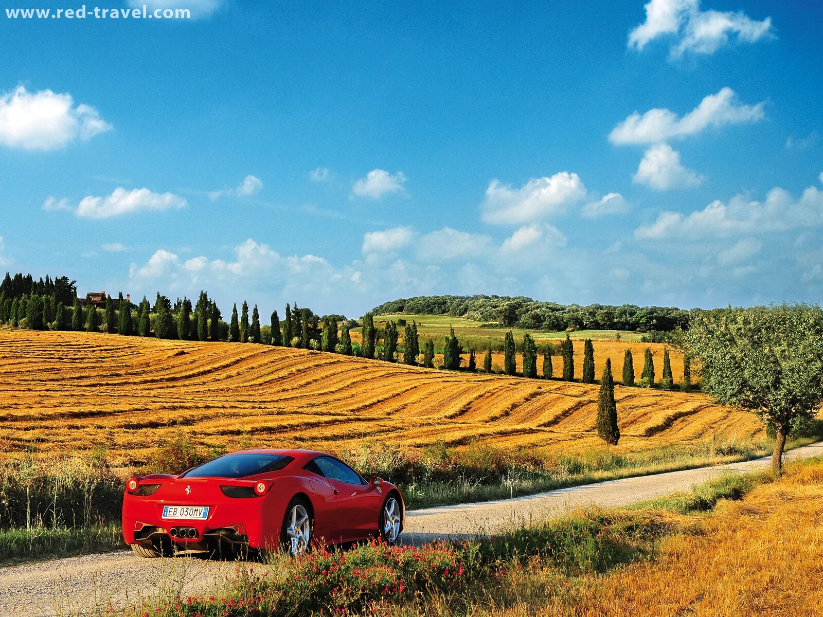 Чехол на чемодан. Тоскана машина. Red company logo. Reds travel. Итальянские машины.