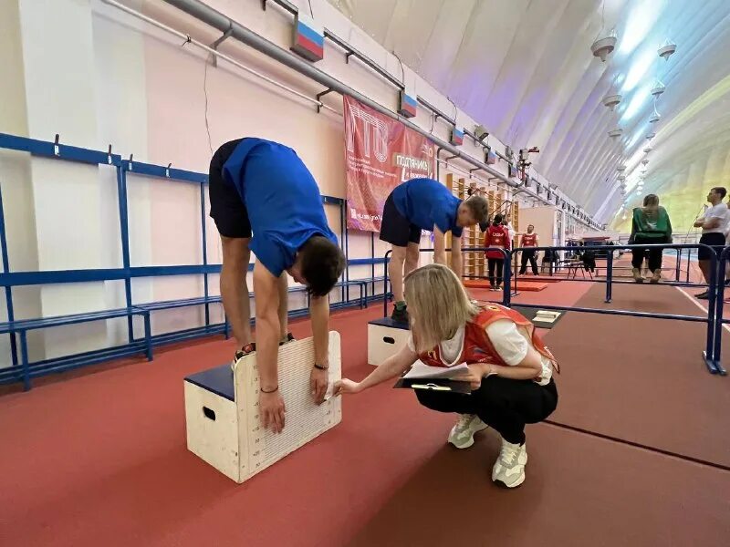 тренировка спортсменов. физическое утомление. переутомление в спорте. соревнования по плаванию. бег с препятствиями в легкой атлетике.