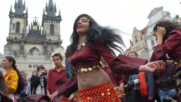 патрина шаркози босиком. русские цыгане. цыганка табор кибитка. цыгане в англии. цыган.